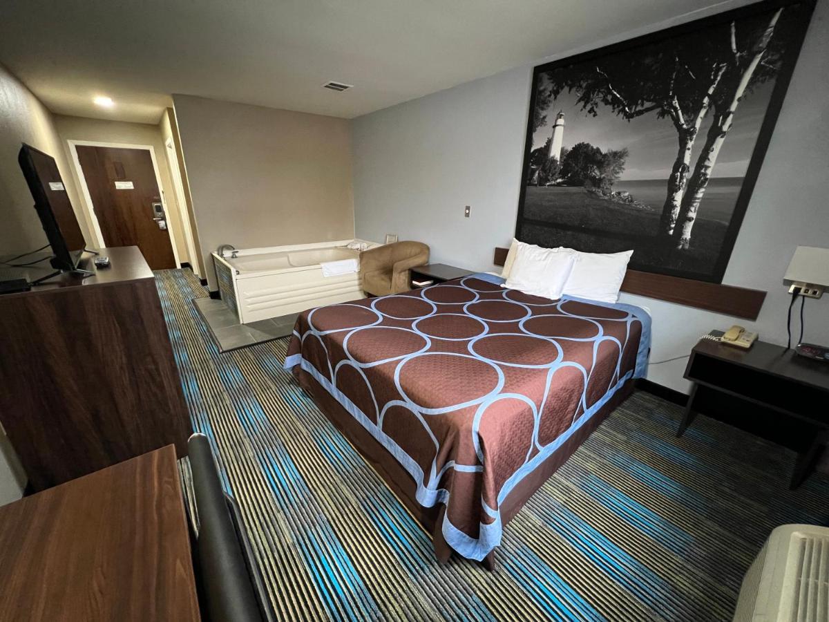 Super 8 By Wyndham Escanaba Exterior photo